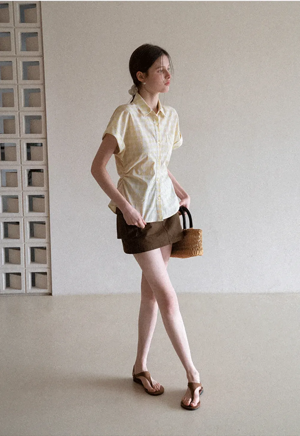 Short skirt with side pocket and structured waist