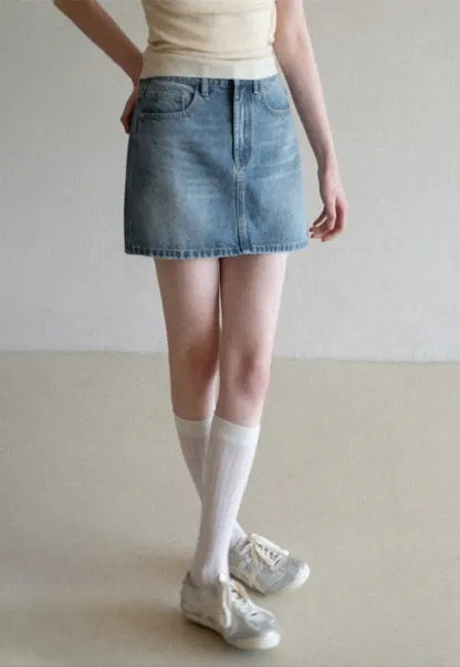 Denim mini skirt with frayed hem and front pockets
