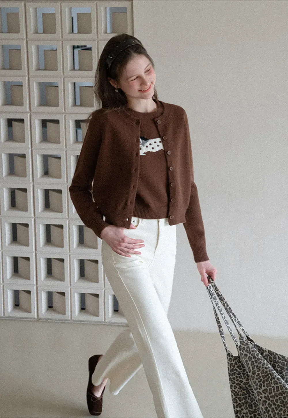 flared high waist jeans with back pocket design