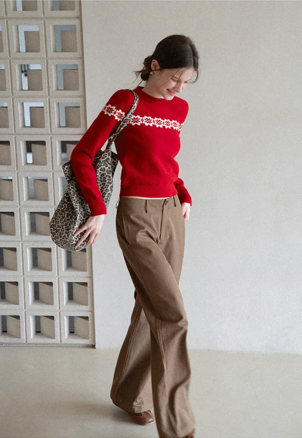 Round Neck Sweater with Snowflake Pattern Design