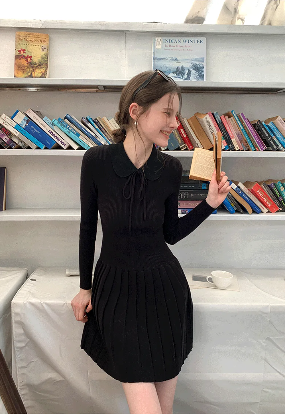 Elegant Knit Dress with Bow Detail and Flared Hem