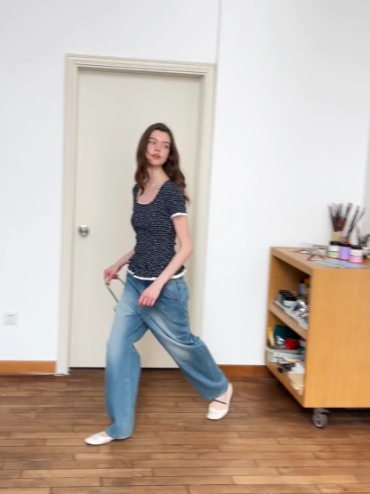 Short sleeve top with polka dot pattern and ruffled hem