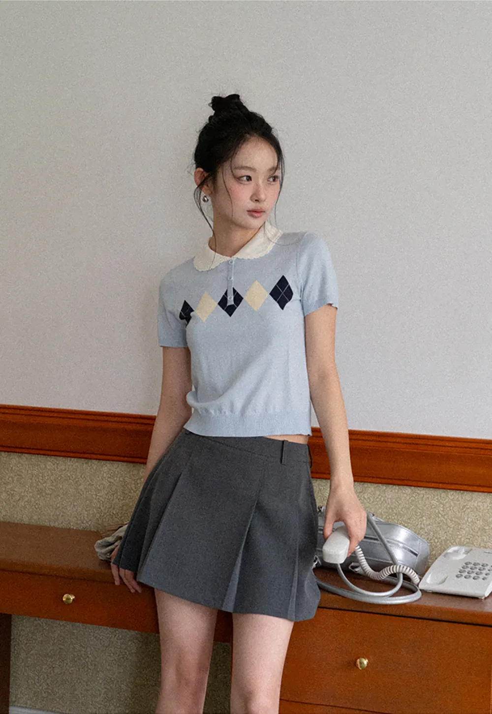 Knitted Short Sleeve Sweater with Collar and Diamond Pattern