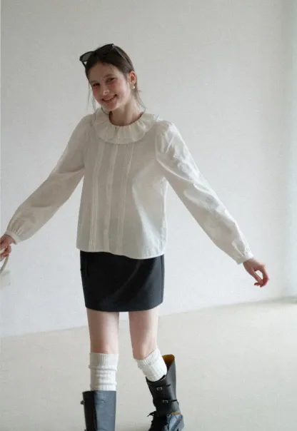 Elegant Blouse with Ruffled Collar and Pintuck Detail