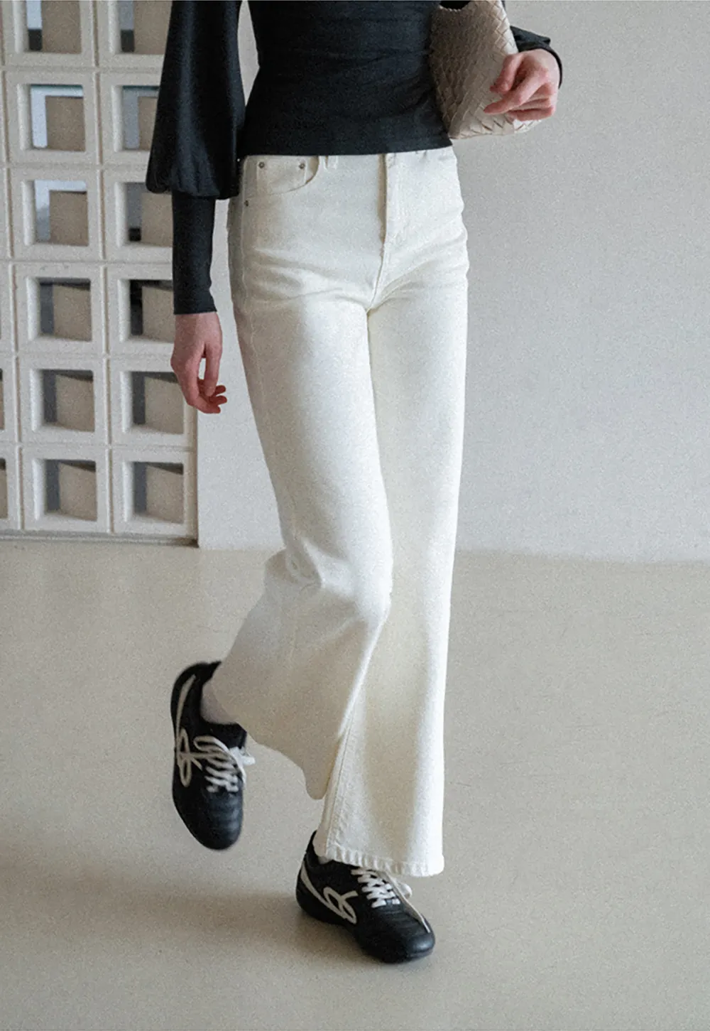 flared high waist jeans with back pocket design