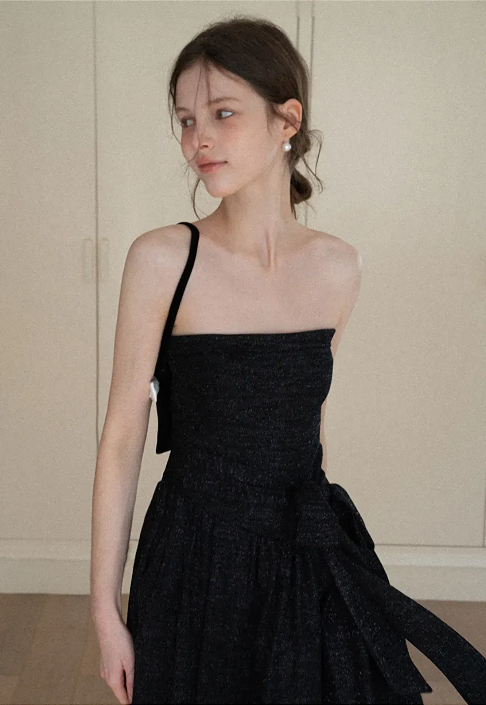 Elegant strapless midi dress with flowing skirt and textured fabric