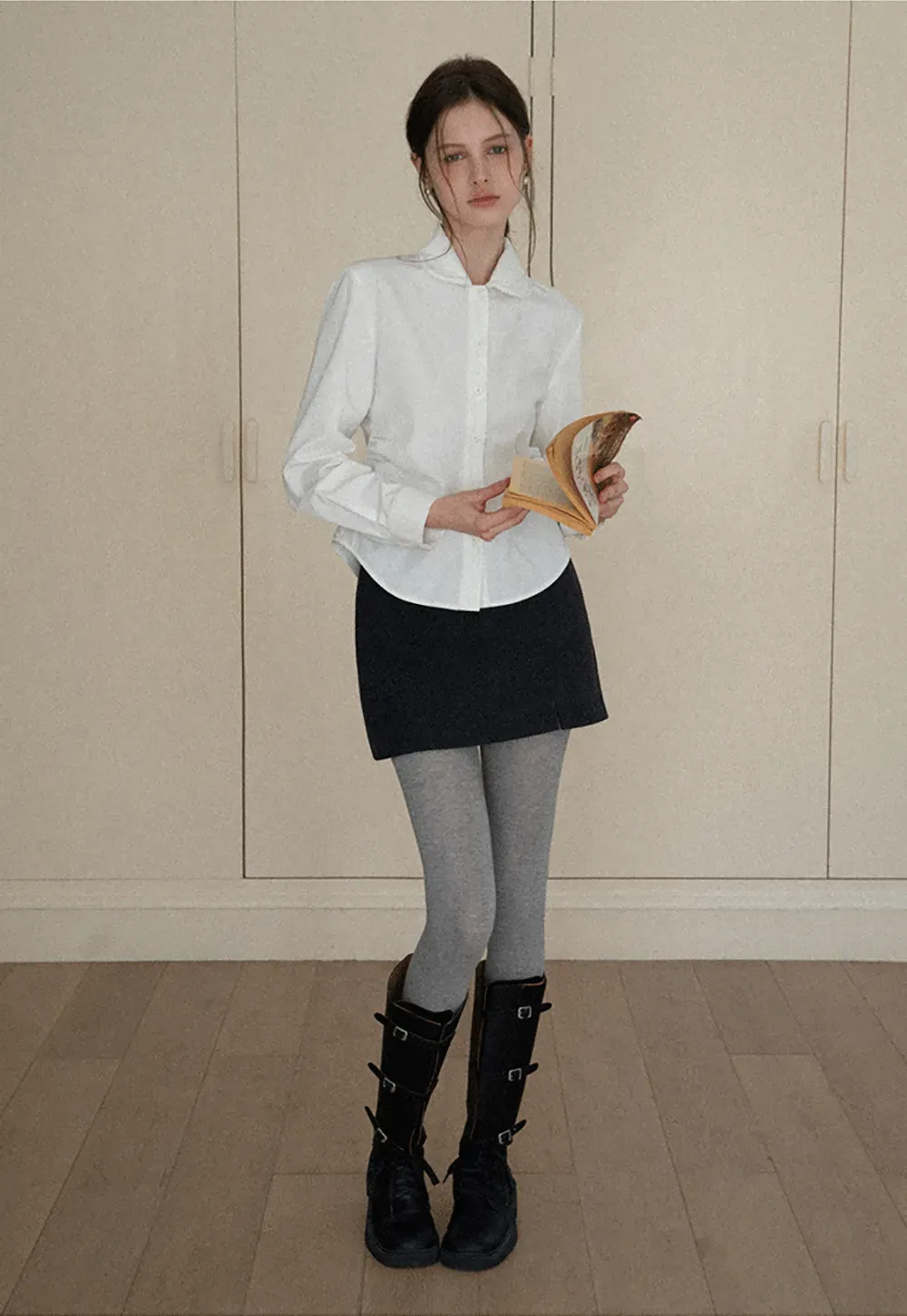Elegant blouse with scalloped collar and long sleeves for versatile styling