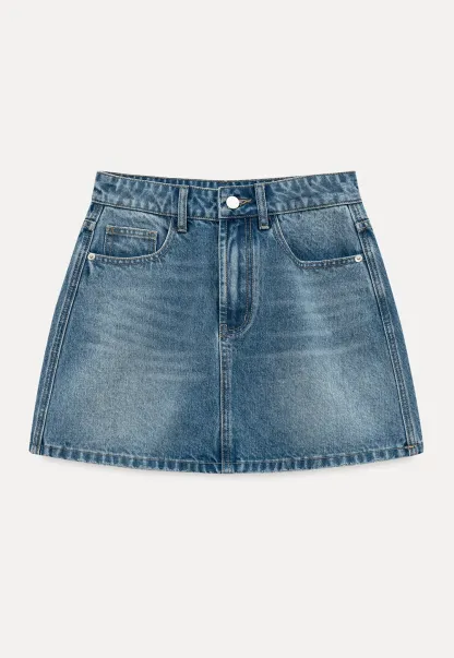 Denim mini skirt with frayed hem and front pockets