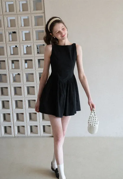 Sleeveless dress with back bow detail