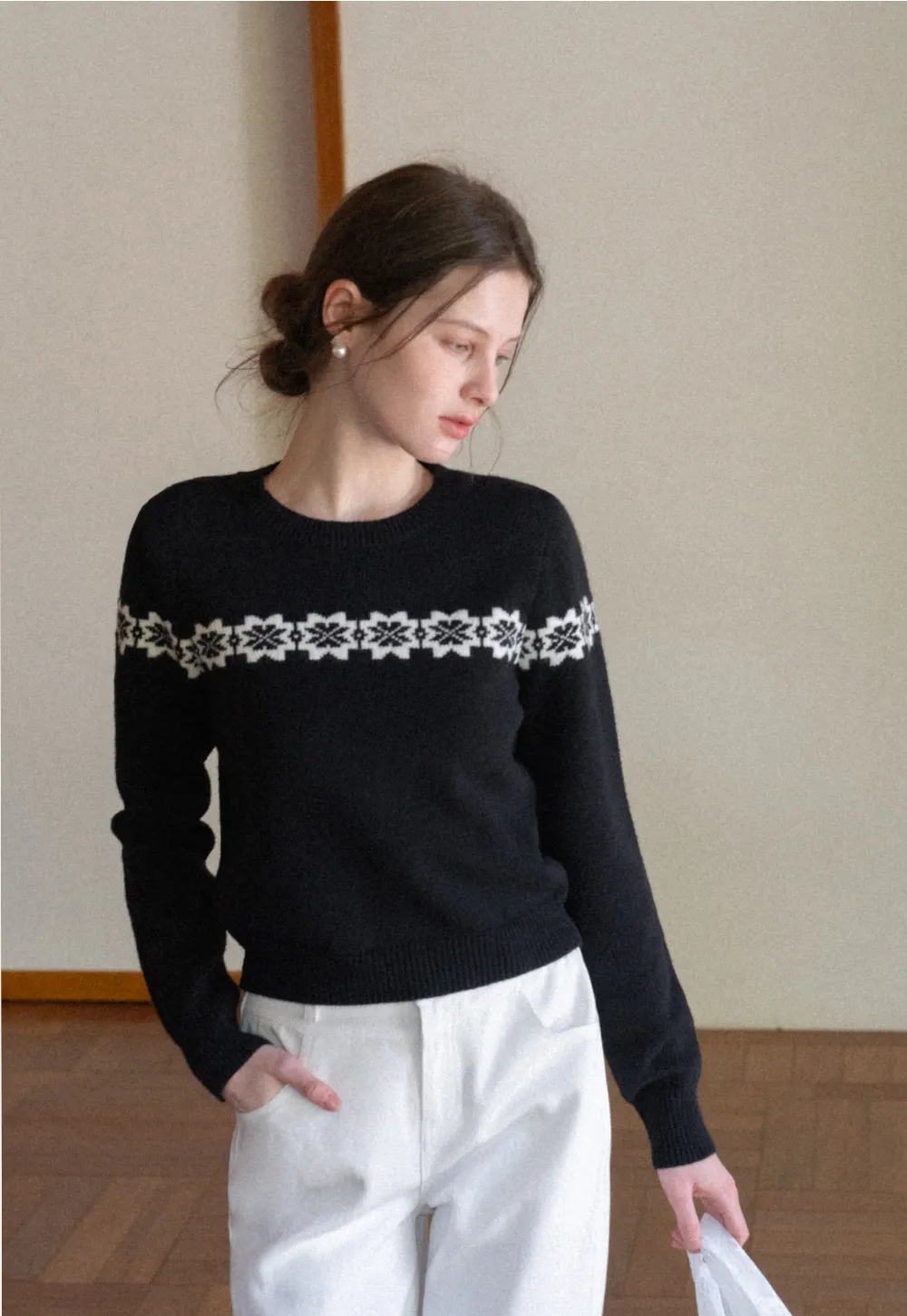 Round Neck Sweater with Snowflake Pattern Design