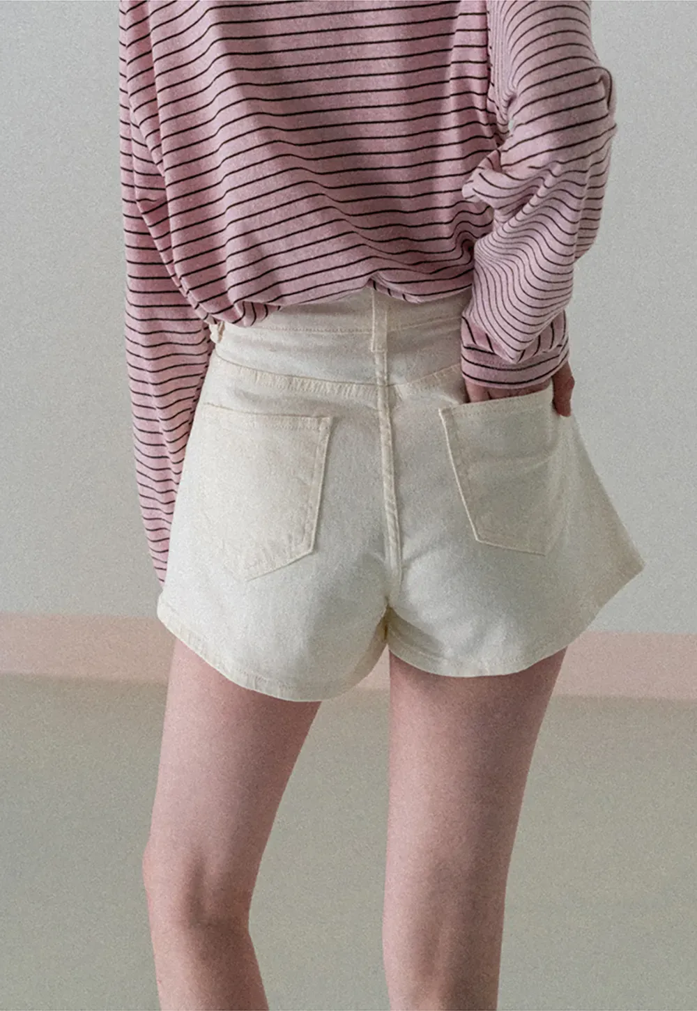 High waist denim shorts with belt loop and front pockets
