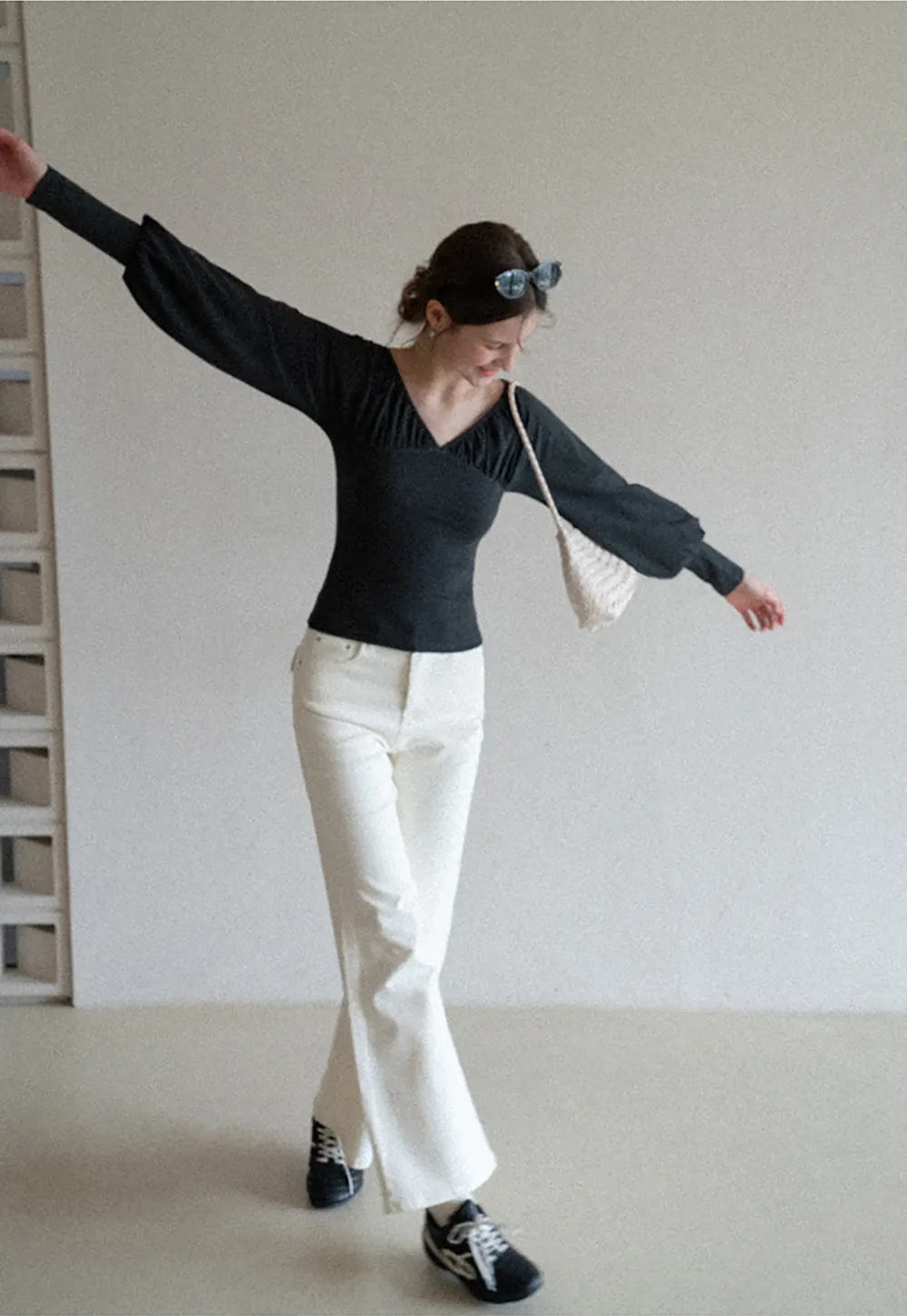 flared high waist jeans with back pocket design