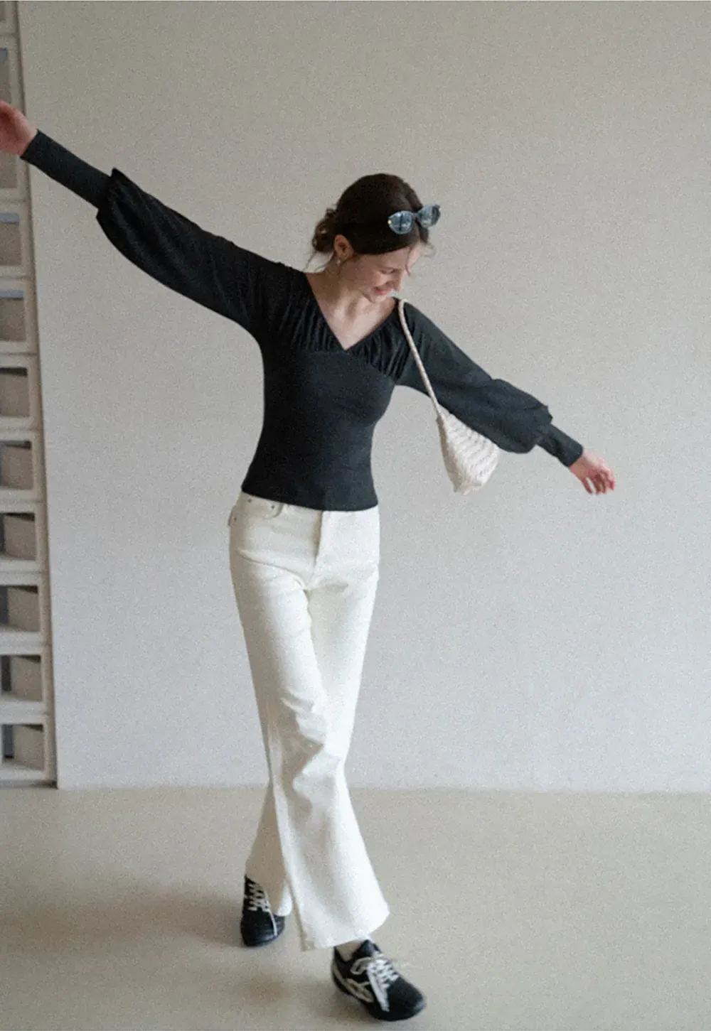 flared high waist jeans with back pocket design