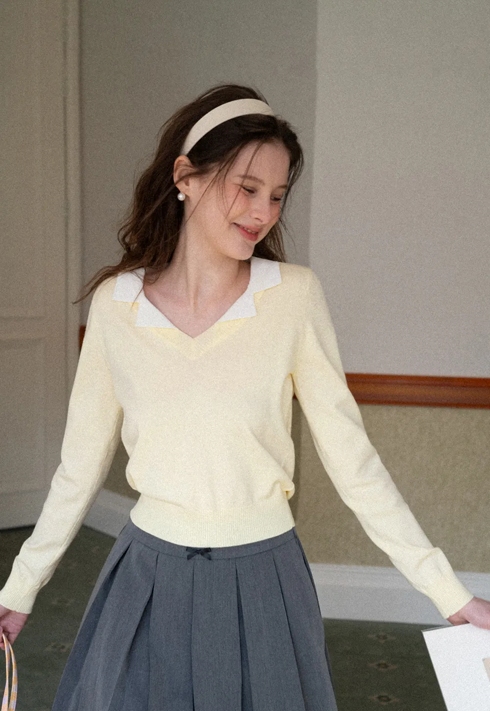 V Neck Knit Sweater with Contrast Collar