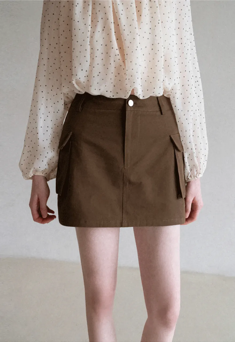 Short skirt with side pocket and structured waist