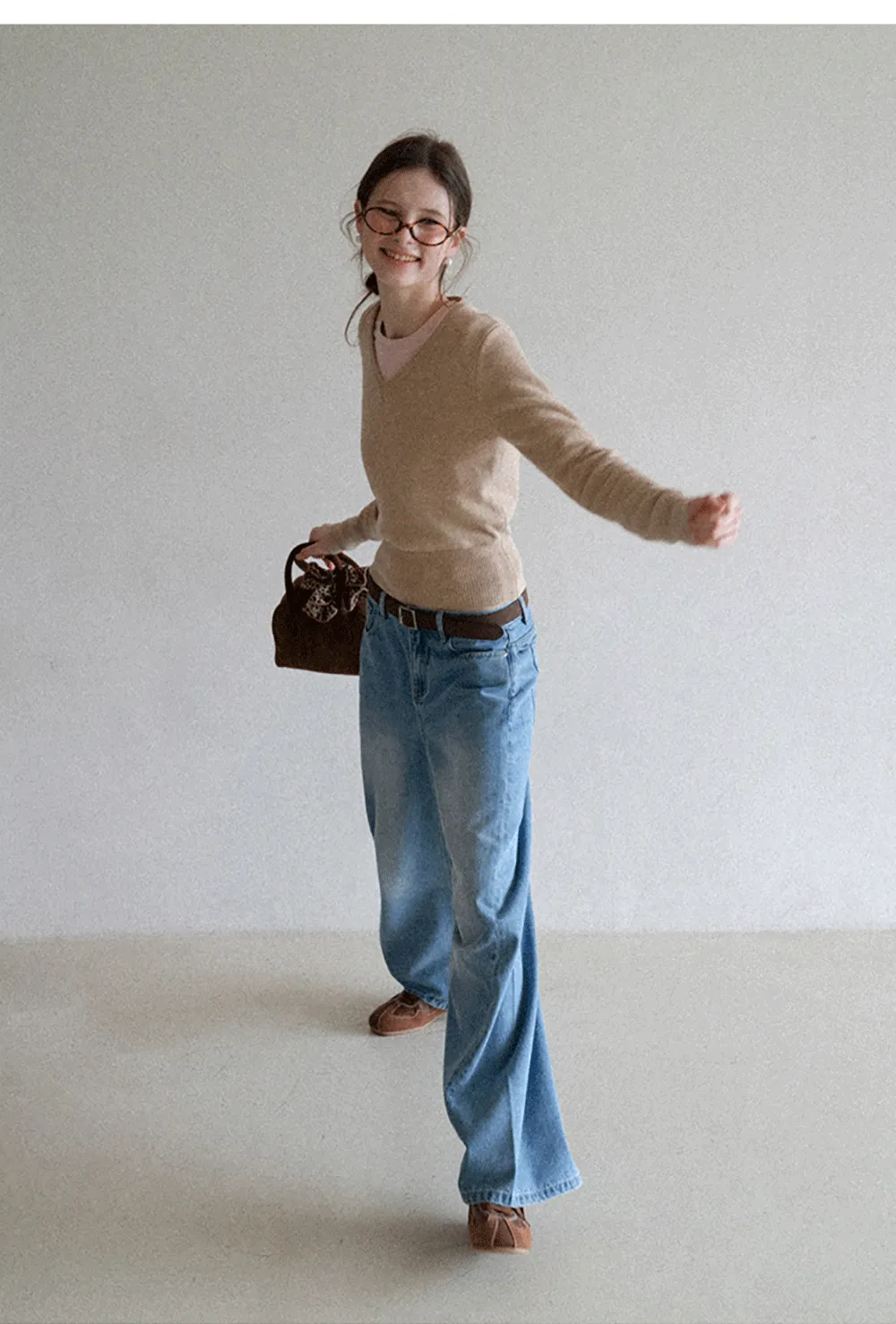 Wide leg denim jeans with high waist design