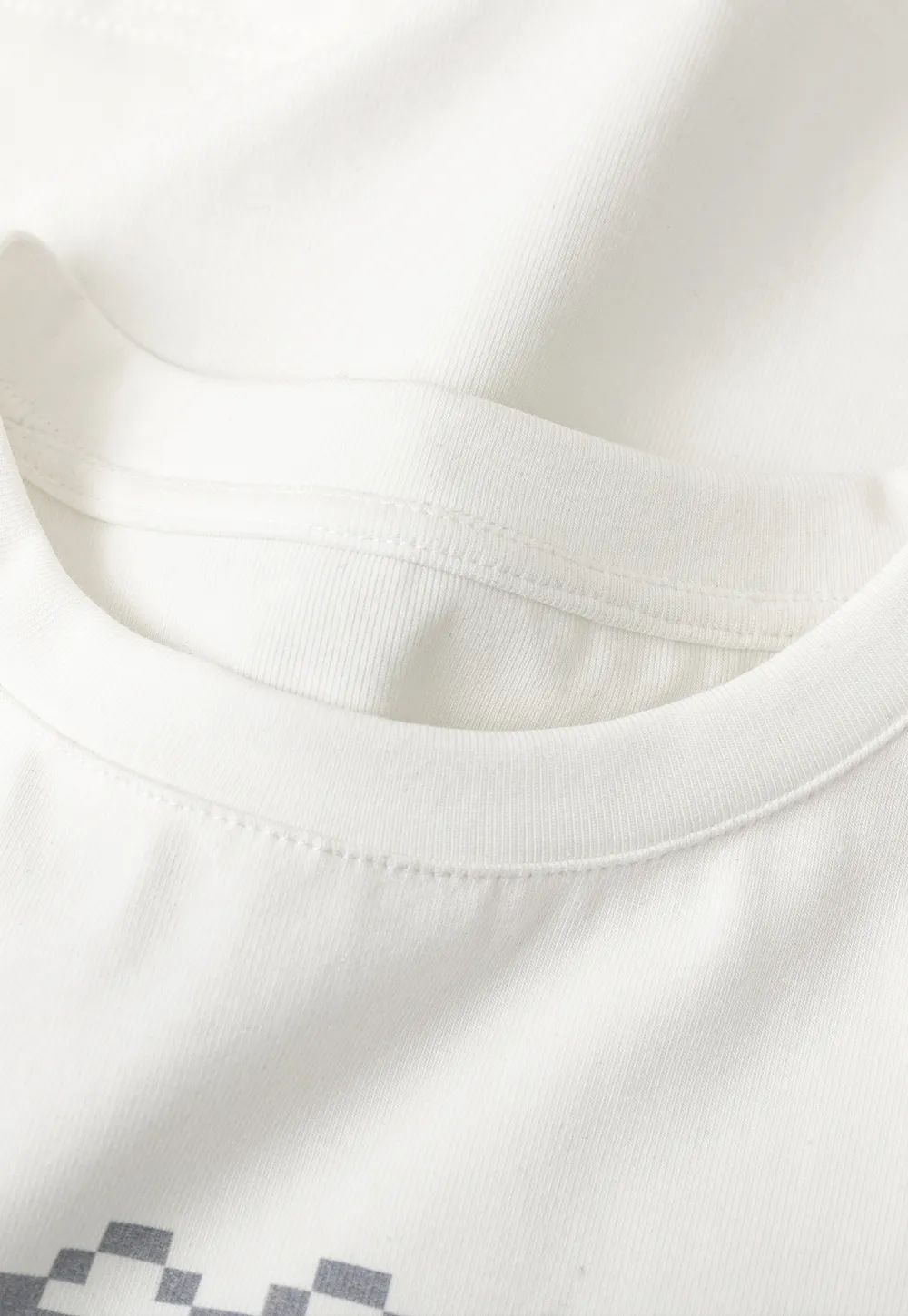 Short sleeve t shirt with embroidered pattern band