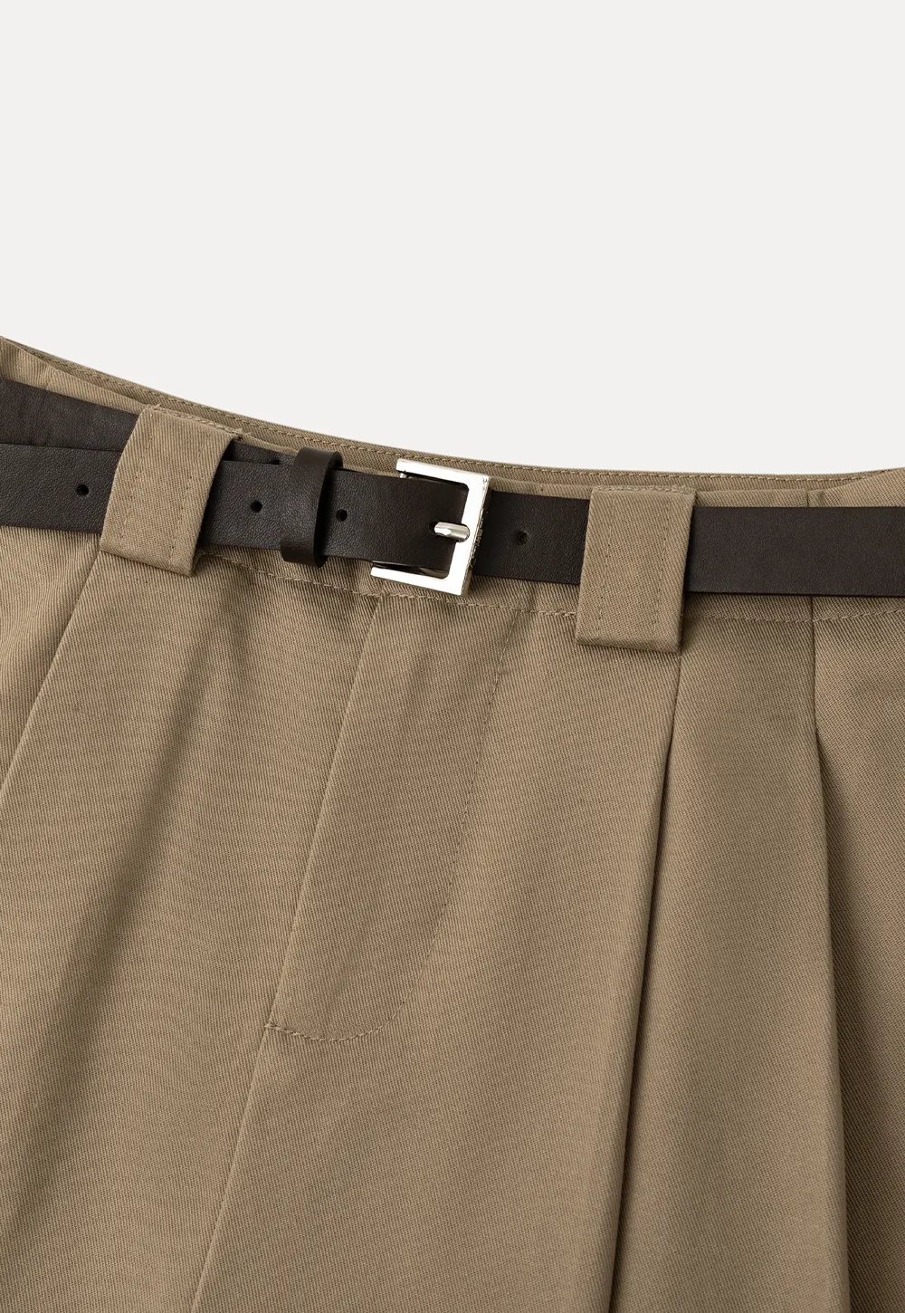 Pleated short skirt with belt loop and buckle