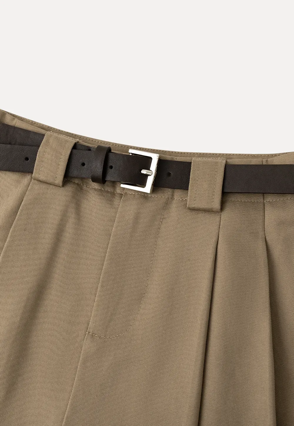 Pleated short skirt with belt loop and buckle