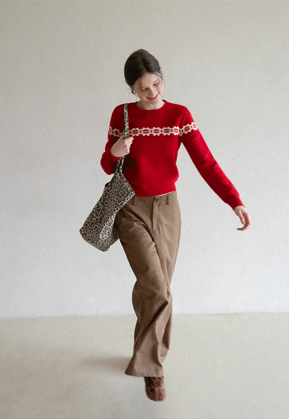 Round Neck Sweater with Snowflake Pattern Design