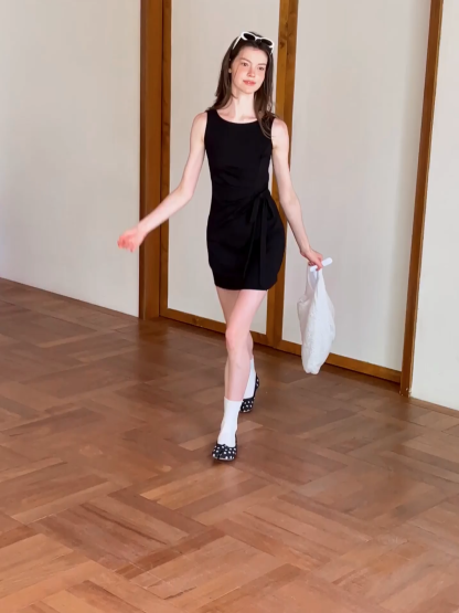 Robe mini sans manches à détail cache-cœur