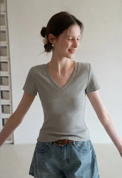 V neck short sleeve knit t shirt