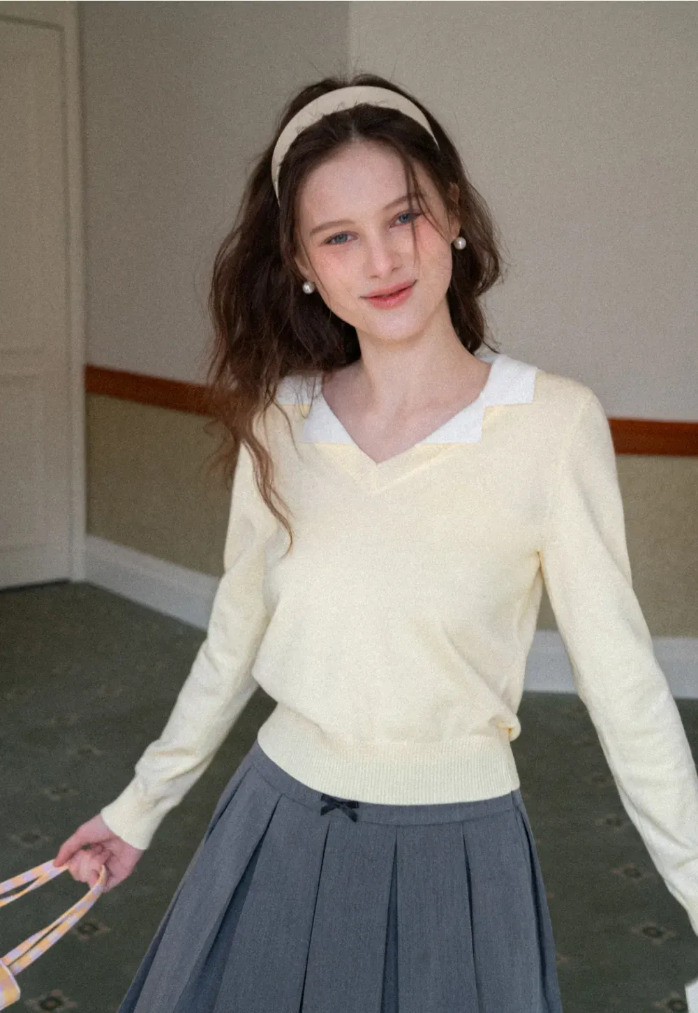 V Neck Knit Sweater with Contrast Collar