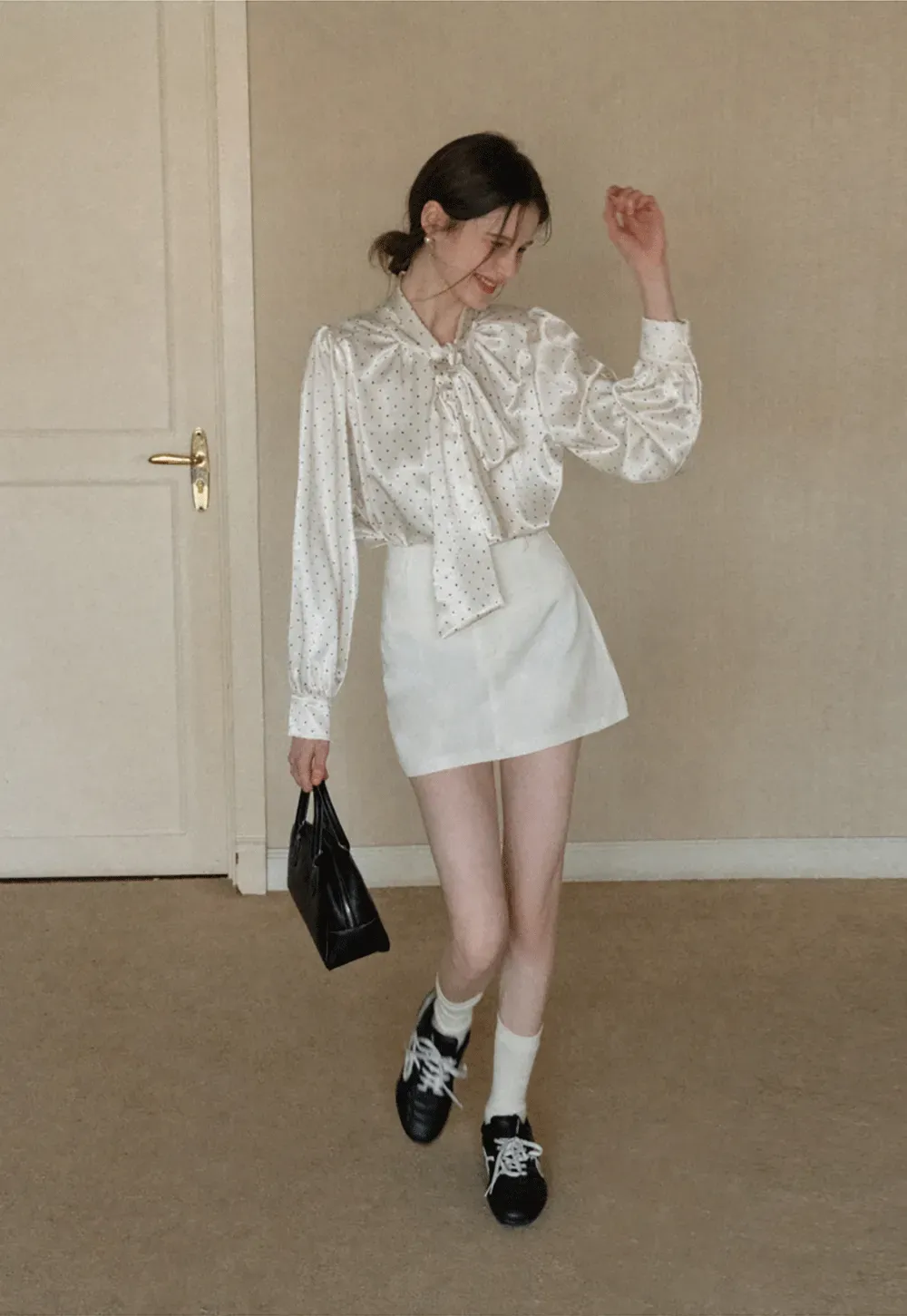 Elegant blouse with bow collar and long sleeves