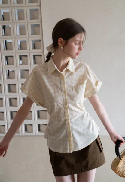 Short skirt with side pocket and structured waist