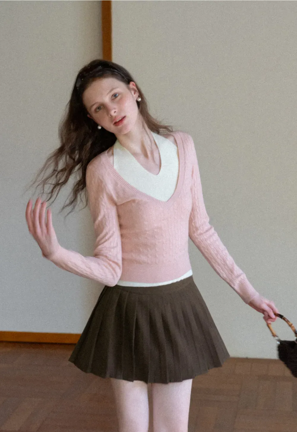 Pleated skirt with white waistband and ribbed texture
