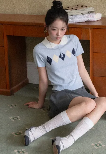 Knitted Short Sleeve Sweater with Collar and Diamond Pattern