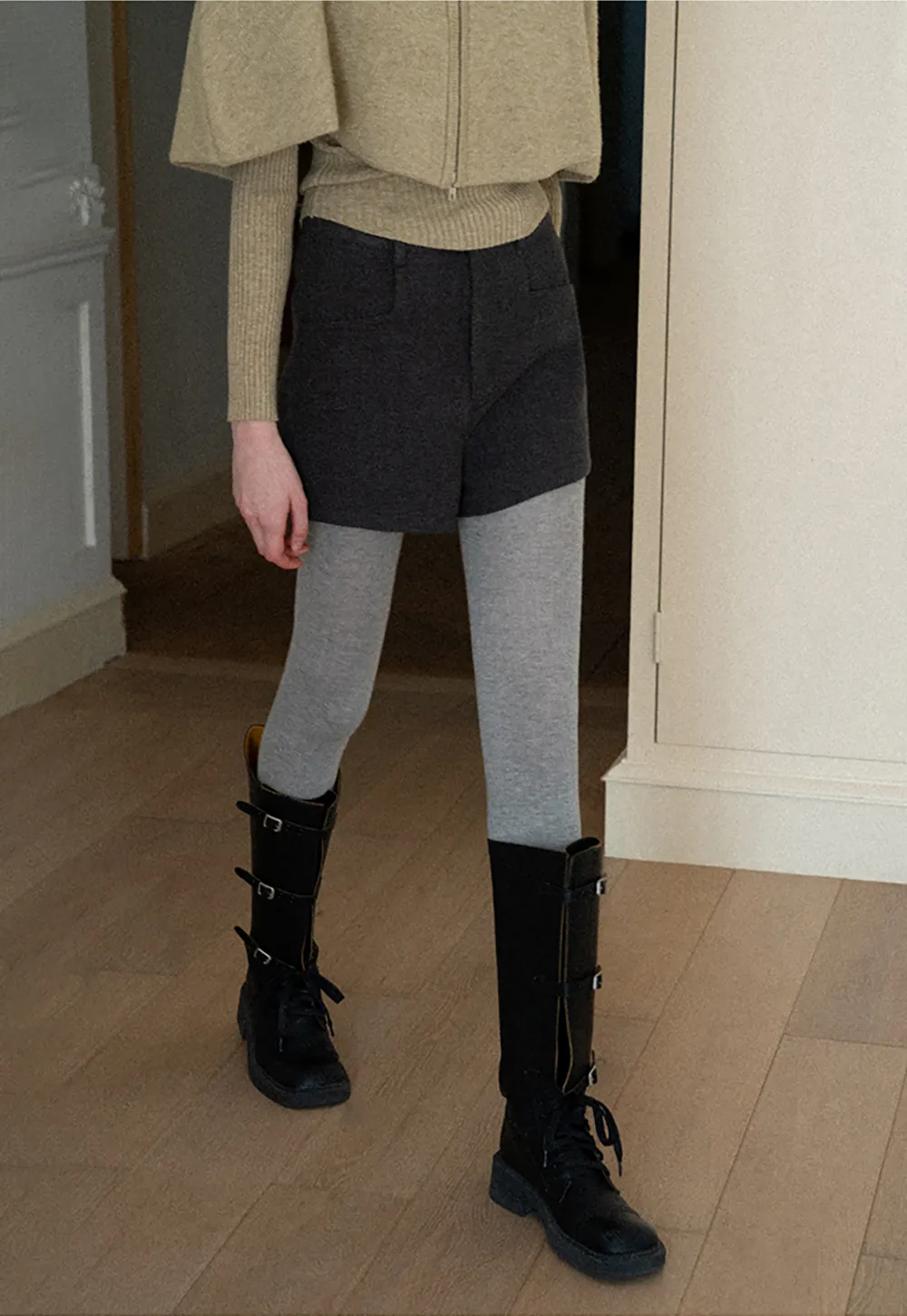 High waist tailored shorts with front pockets and zipper closure