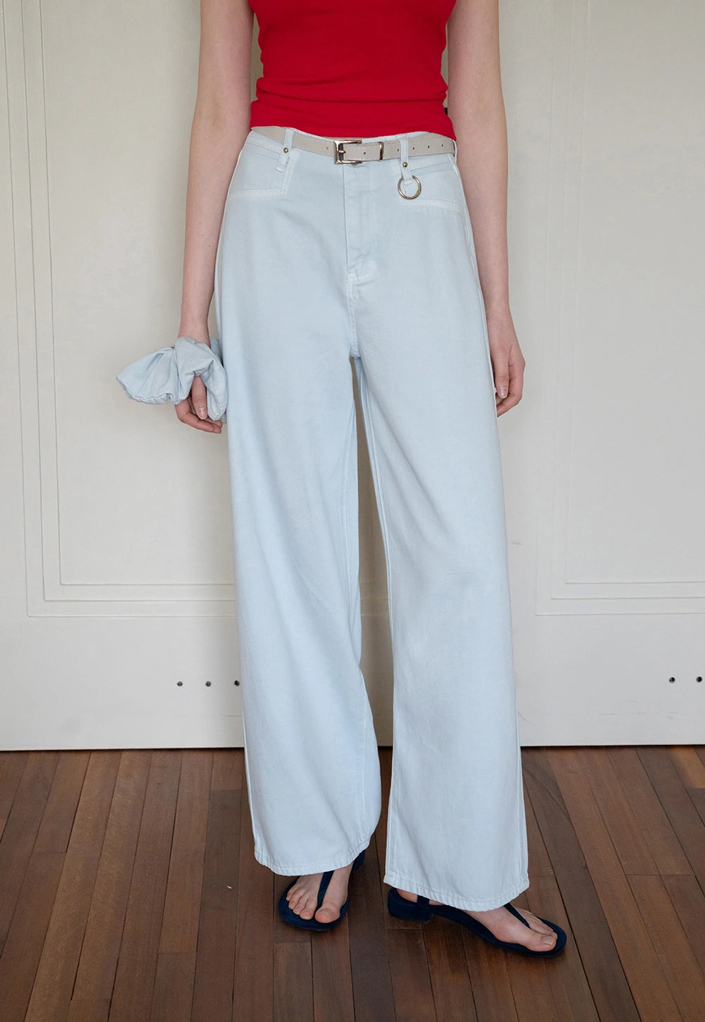 Wide-leg jeans with belt and hairband