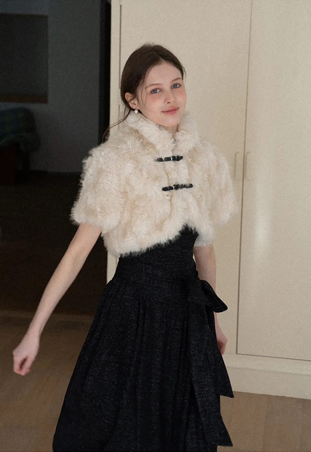 Elegant strapless midi dress with flowing skirt and textured fabric