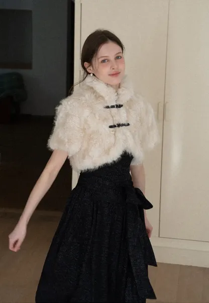 Elegant strapless midi dress with flowing skirt and textured fabric