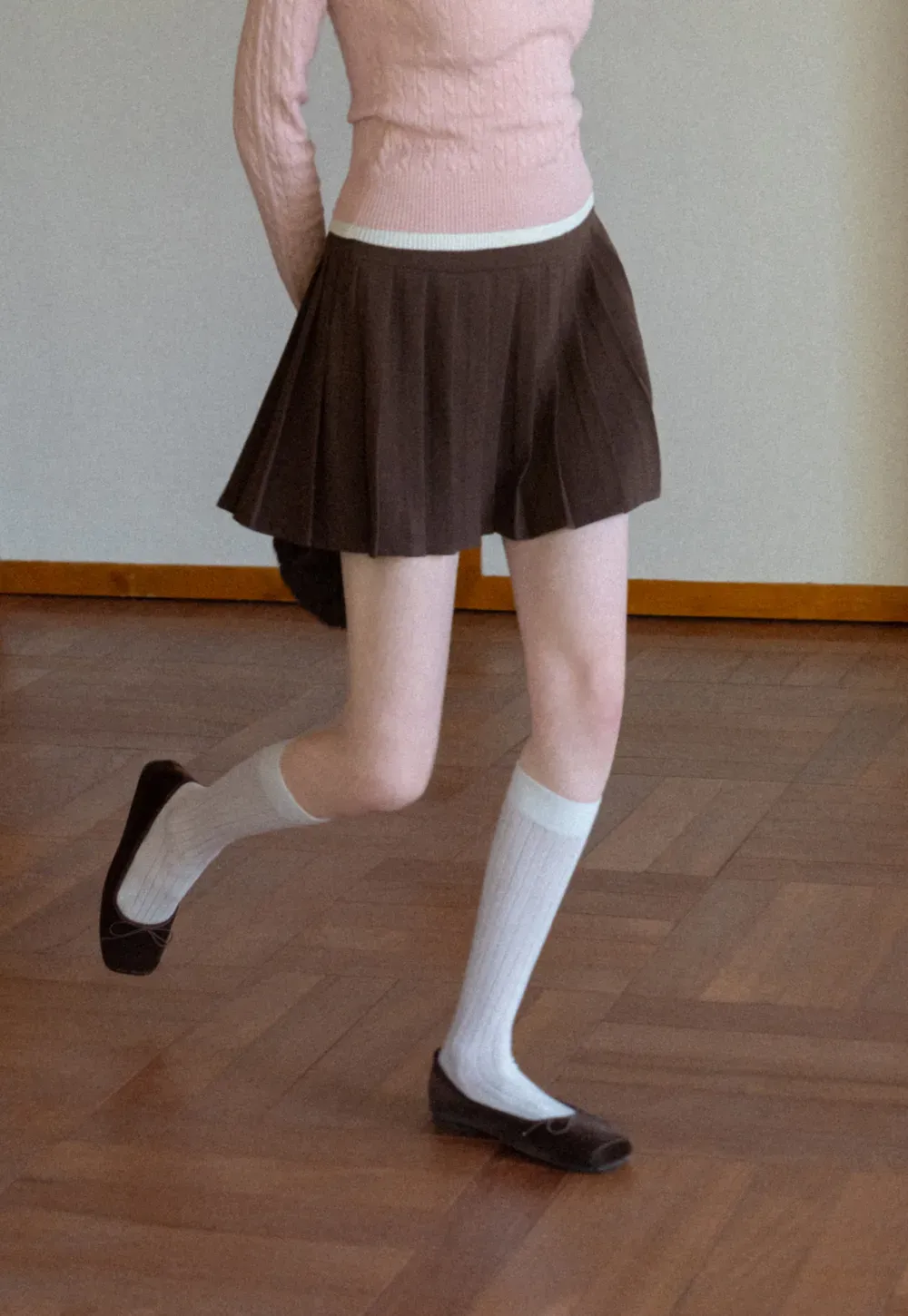 Pleated skirt with white waistband and ribbed texture