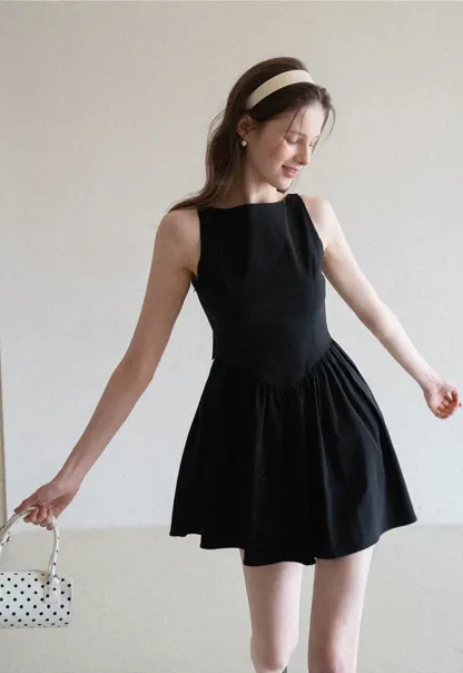 Sleeveless dress with back bow detail