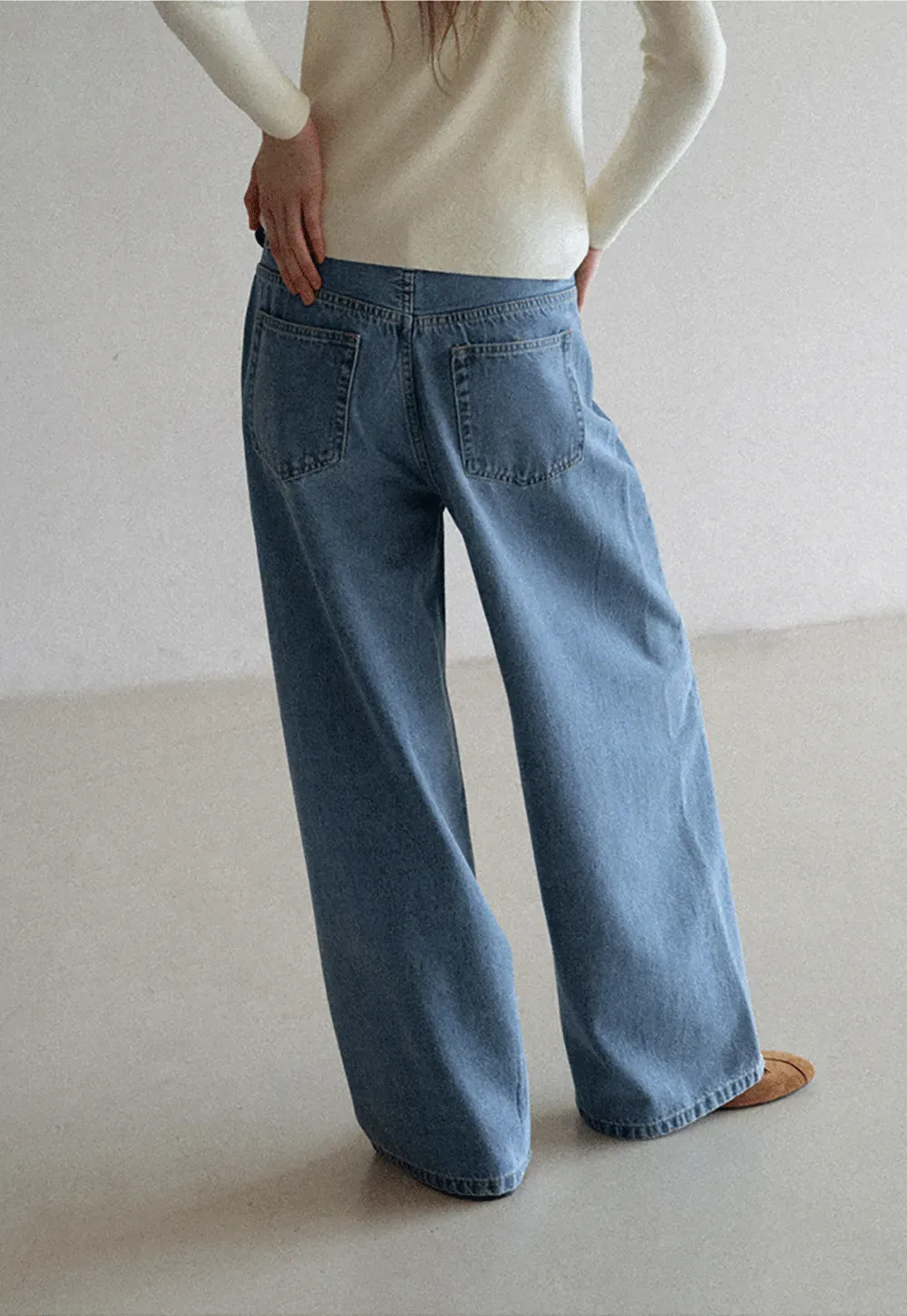 Wide leg denim jeans with high waist design