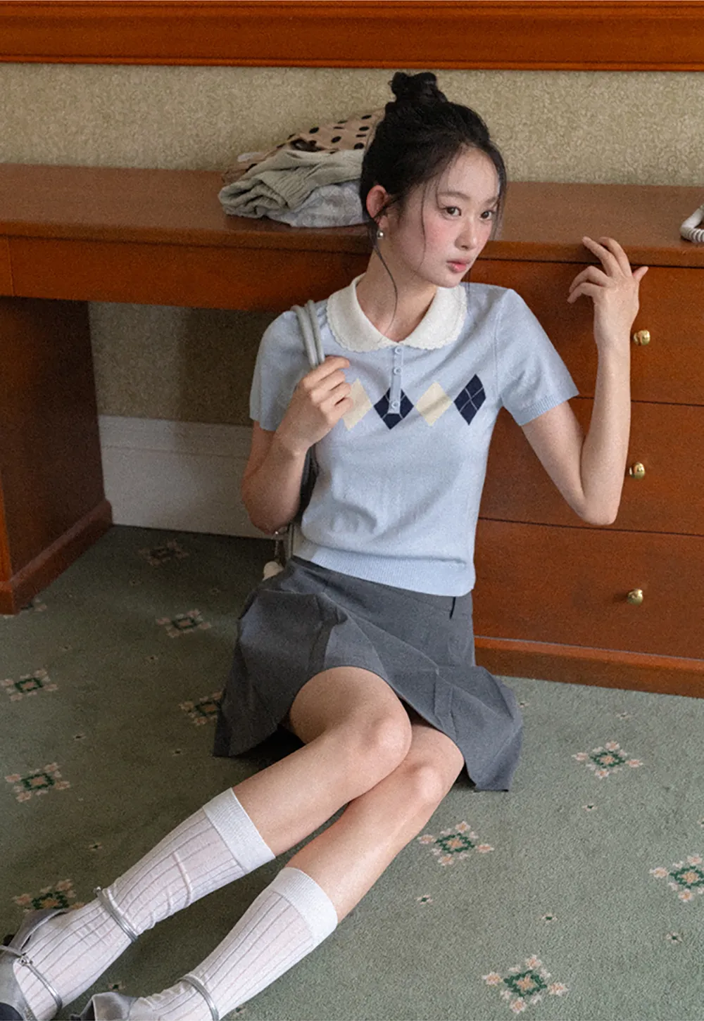 Knitted Short Sleeve Sweater with Collar and Diamond Pattern