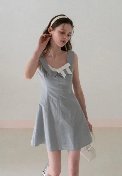 Sleeveless dress with Peter Pan collar and bow detail