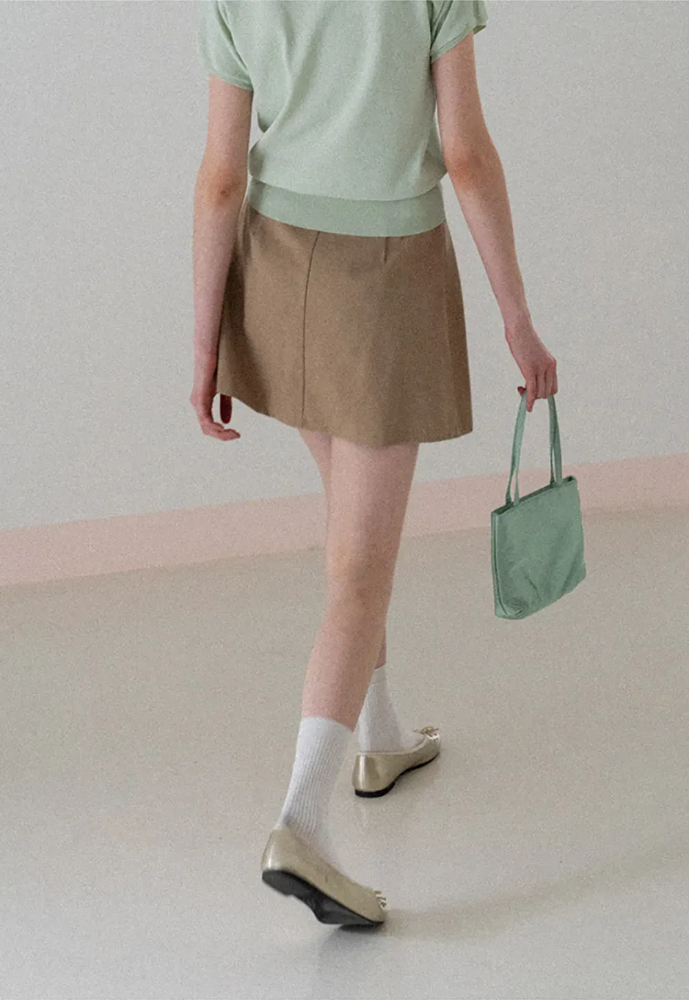 Pleated short skirt with belt loop and buckle