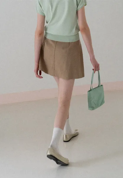 Pleated short skirt with belt loop and buckle