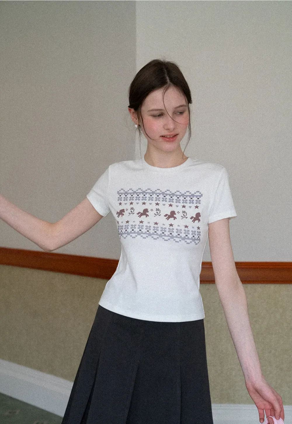 Short sleeve t shirt with embroidered pattern band