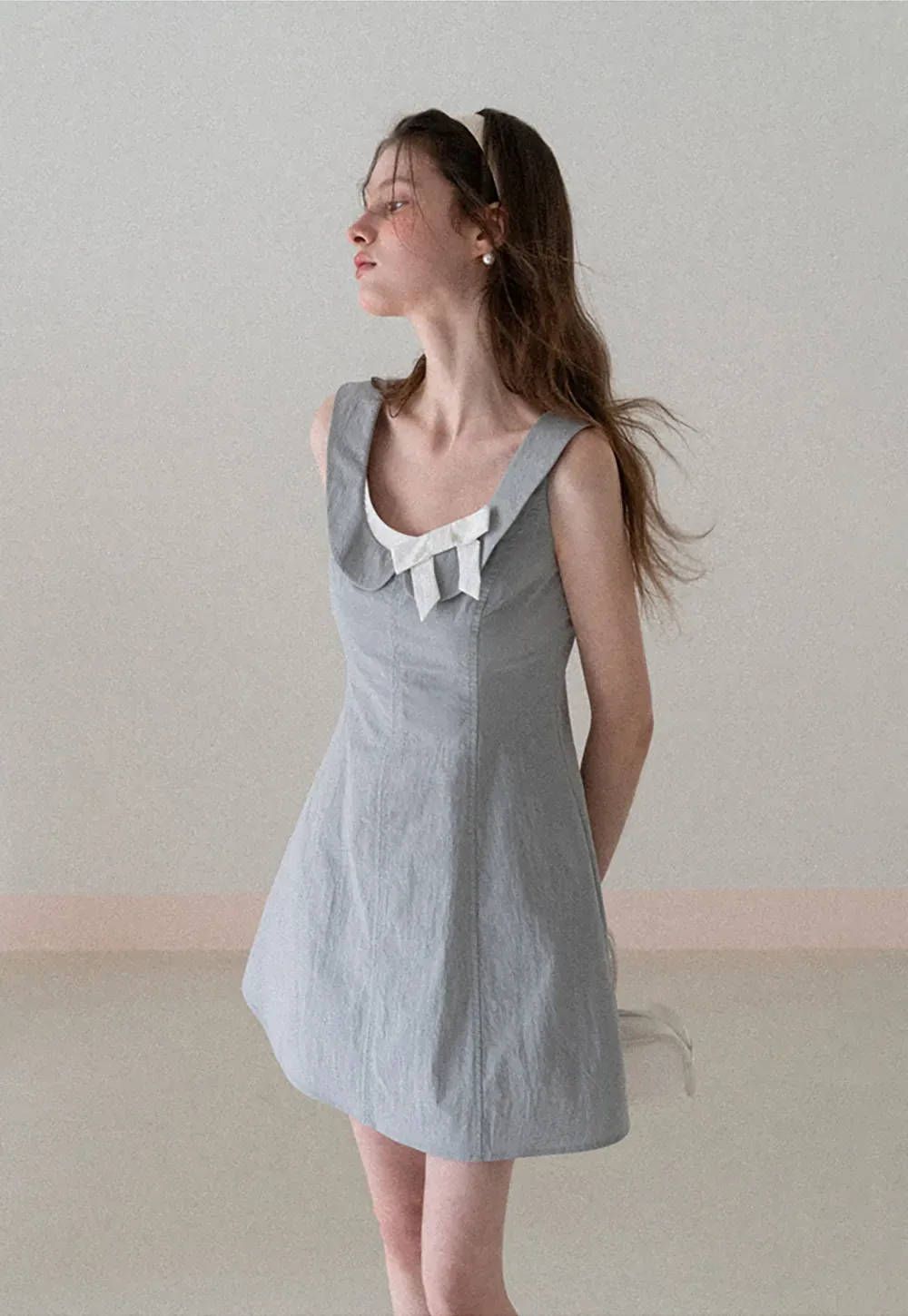 Sleeveless dress with Peter Pan collar and bow detail