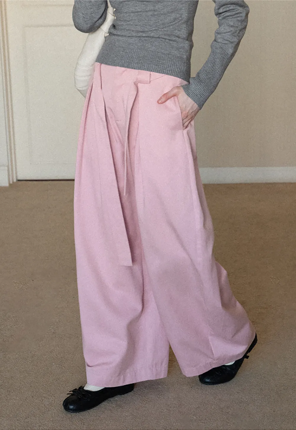 Wide leg pleated casual pants with tie waist design