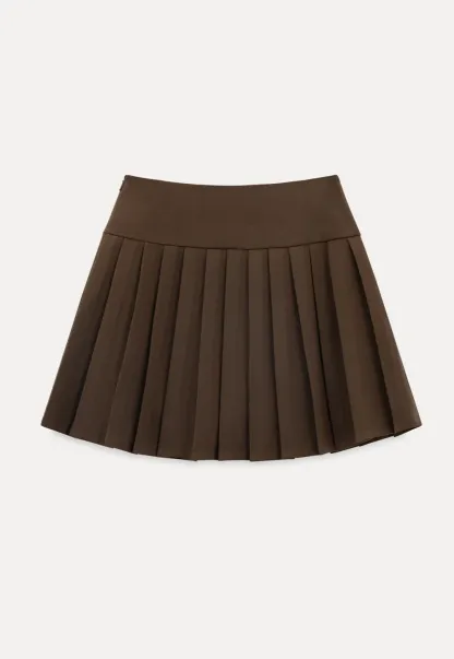 Pleated skirt with white waistband and ribbed texture