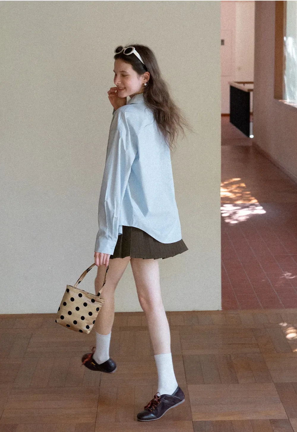 Pleated skirt with white waistband and ribbed texture