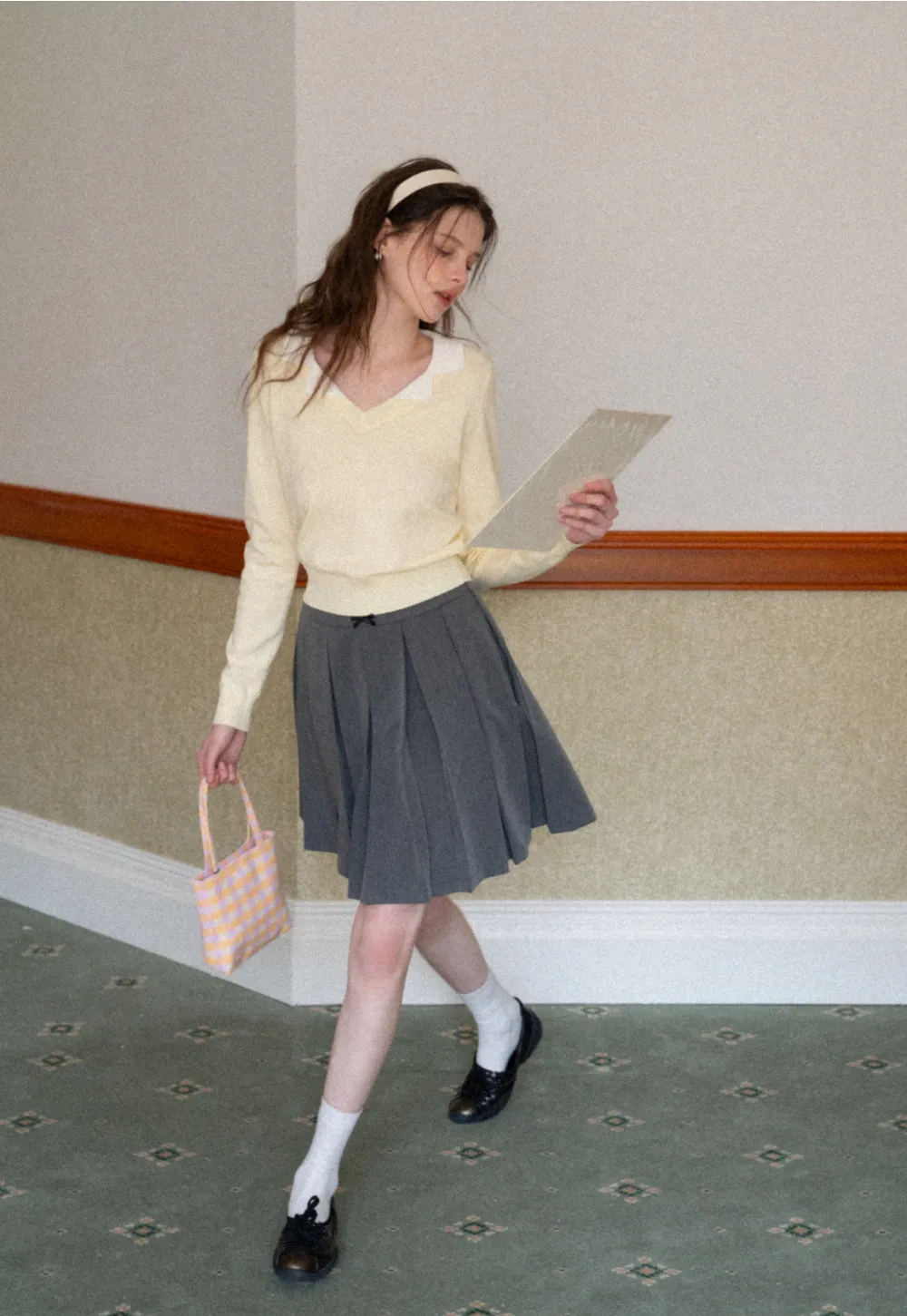 V Neck Knit Sweater with Contrast Collar