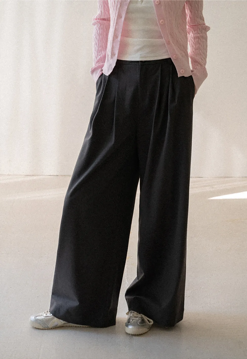 Wide leg pleated casual pants with front pockets