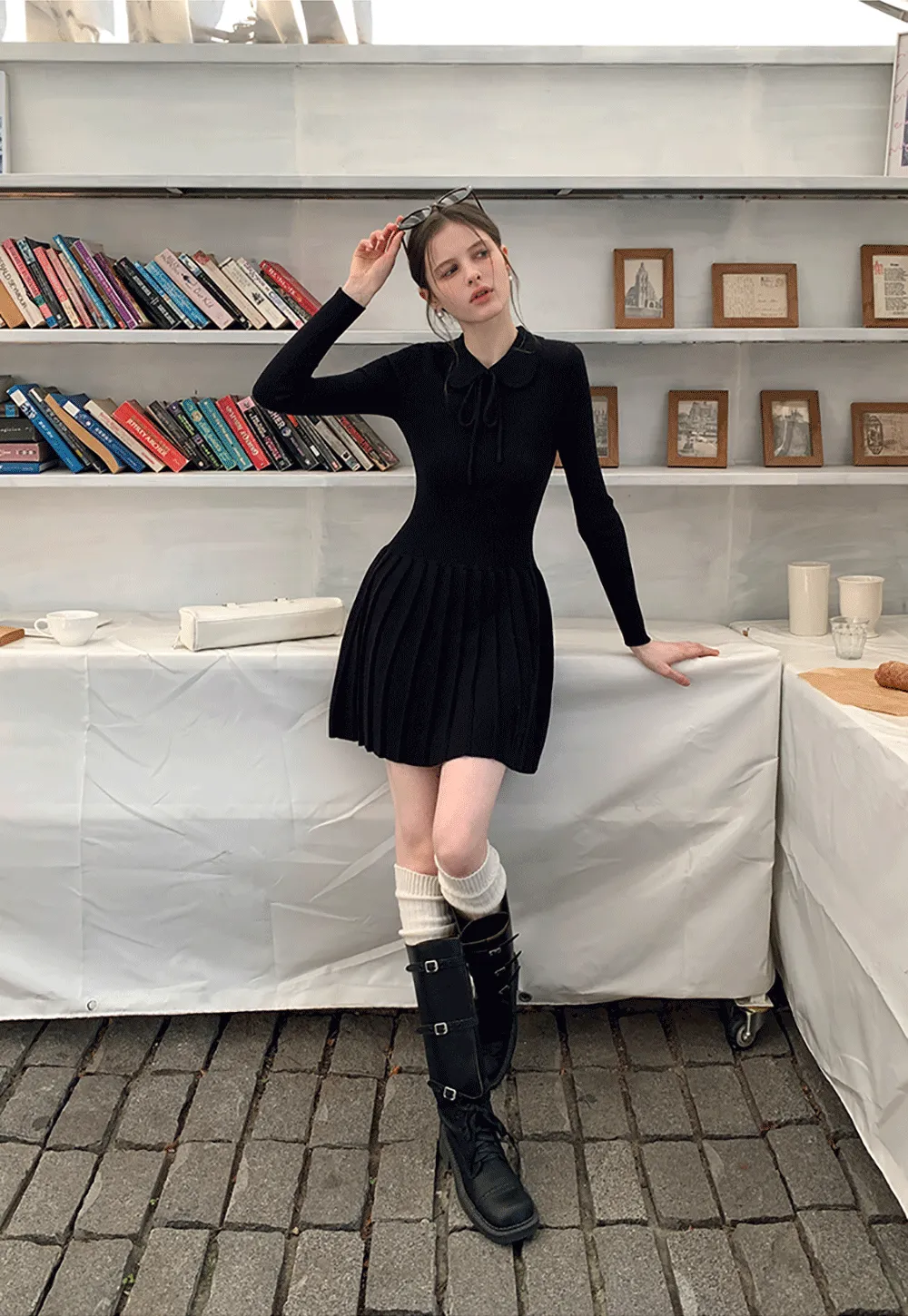 Elegant Knit Dress with Bow Detail and Flared Hem